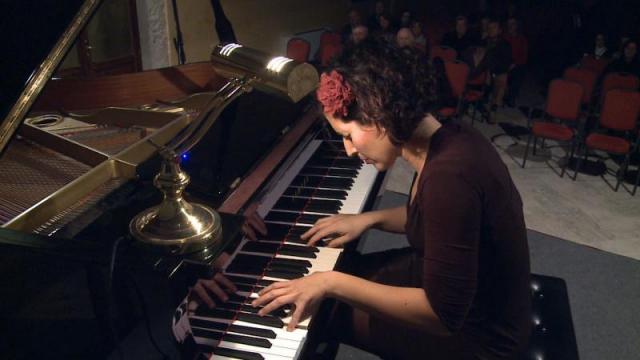 "Infinito" di Francesco Marino nella tenera esecuzione della pianista Maria Semeraro "Infinito" di Francesco Marino nella tenera esecuzione della pianista Maria Semeraro